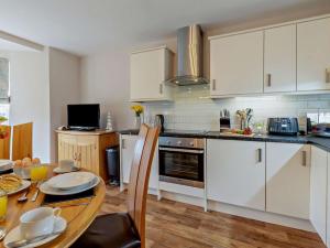 2 Bed in Tenby oc-fb229