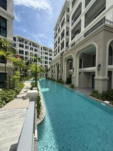 F706 New & Amazing, 44 sqm, top floor, Title Legendary