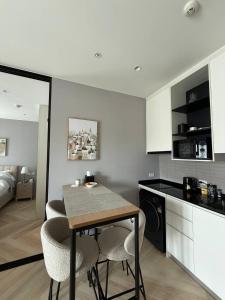 F706 New & Amazing, 44 sqm, top floor, Title Legendary