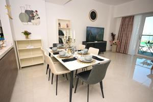 Scenic 2BR Stay Serene Escape in Al Bandar