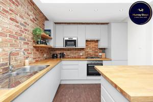 Luxury 3 bedroom house in Limehouse, close to city! Sleeps 6-8!