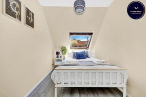 Charming 3 Bedroom House Short Term Rental & Flexible Renting Canary Wharf With Free Wifi & Garden