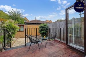 Charming 3 Bedroom House Short Term Rental & Flexible Renting Canary Wharf With Free Wifi & Garden