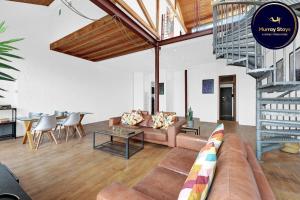 Large Industrial Style 2 Bedroom Apartment Short Term Rental & Flexible Renting Canary Wharf With Free WiFi