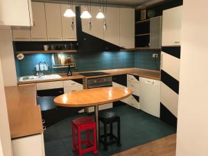 Duży apartament, 3 osobne pokoje z dużym salonem, rozmieszczenie do 5 osób, kuchnia, łazienka, balkon