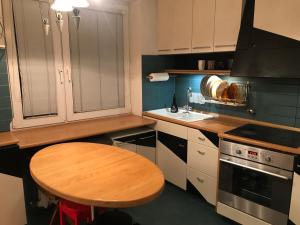 Duży 4 pokojowy apartament, 3 osobne pokoje i salon, do 6 osób, kuchnia, łazienka, balkon