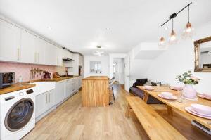 Lovely 3 Bedroom House Short Term Rental & Flexible Renting Limehouse with private parking and garden!