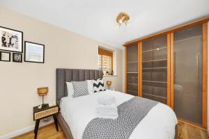 2 Bedroom Riverside Apartment Short Term Rental & Flexible Renting Canary Wharf!