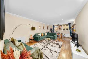 2 Bedroom Riverside Apartment Short Term Rental & Flexible Renting Canary Wharf!