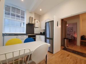 Centrally Located Spacious Three Bedroom Apartment Short Term Rental & Flexible Renting Hackney With Free Wifi