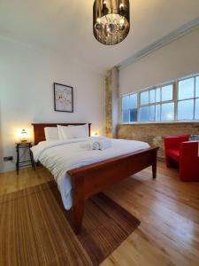 Centrally Located Spacious Three Bedroom Apartment Short Term Rental & Flexible Renting Hackney With Free Wifi