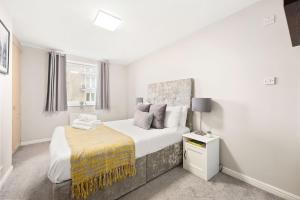 2 bed 2 bath riverside property with views over Thames near Canary Wharf