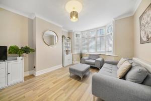 3 Bedroom House Short Term Rental & Flexible Renting Hornchurch With Free Wi-Fi, Free parking & Garden Sleeps 6!