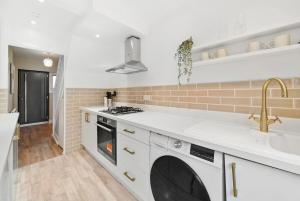 3 Bedroom House Short Term Rental & Flexible Renting Hornchurch With Free Wi-Fi, Free parking & Garden Sleeps 6!