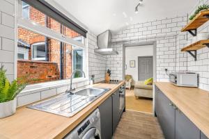 3-bedroom townhouse Short Term Rental & Flexible Renting Lincoln With Free WiFi & Free parking