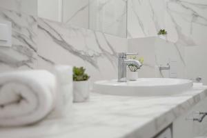 Calm & Functional Apartments in Lublin with SmartTV and Place for Remote Work by Noclegi Renters