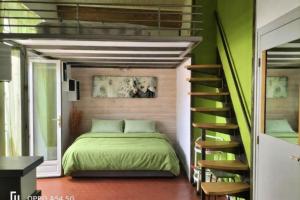 STUDIO CLIMATISE avec MEZZANINE au calme avec terrasse et parking idéalement situé pour tout faire à pied !