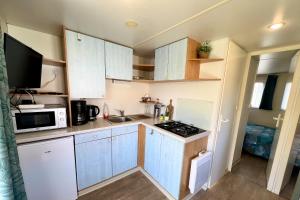 BUNGALOW 5 au bord du lac dArdres- pêche gratuite sans permis