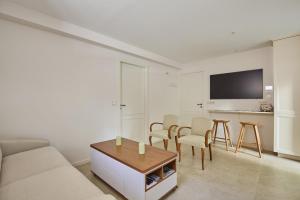House with swimming pool in Aix