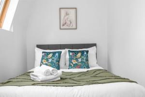 5 Bed 2 Bath Private House with Balcony - London