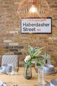 5 Bed 2 Bath Private House with Balcony - London