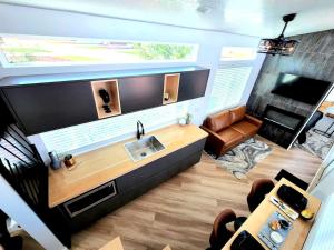 Seamless Comfort: Designer Modern Tiny Home featuringAmenities in Apple Valley, Utah