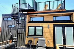 Seamless Comfort: Designer Modern Tiny Home featuringAmenities in Apple Valley, Utah