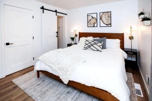 Stylish Mountain-View Townhome with Modern Comforts near Lake Tahoe in Incline Village, Nevada