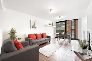 2 Bedroom Apartment Short Term Rental & Flexible Renting Shoreditch with Free WiFi & Balcony