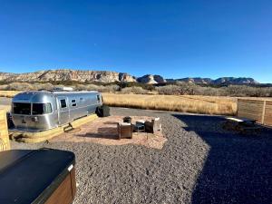 Spectacular Airstream with Fire Pit and Hot-tub in Orderville, Utah