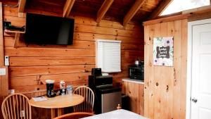 Cozy Log Cabin near Cumberland Lake State Park, Perfect for an Outdoor Adventure