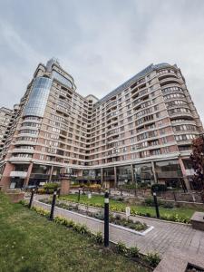 11 МММ ККК ДХ вулиця Жилянська, 59