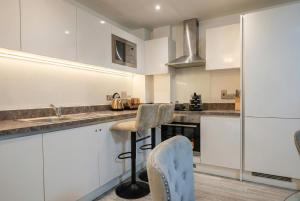 Modern Two Bedroom Apartment for Five with On-site Parking in Salford