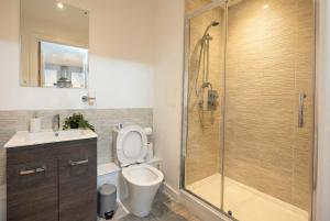 Modern Two Bedroom Apartment for Five with On-site Parking in Salford