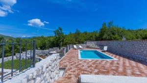 Rustic Villa Fragola with heated pool