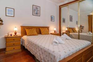 Brisa de Sesimbra - Spacious Family Apartment, 5min Walk to the Beach with Private Parking