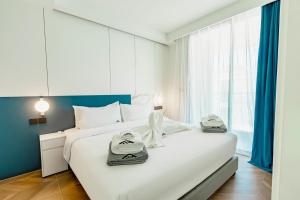 Unit 2303 Beachfront Pool-Facing Sea View