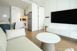 Unit 2303 Beachfront Pool-Facing Sea View