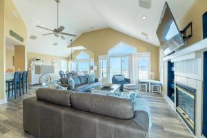 Sunday Drive - Nags Head MP 15, Oceanfront, Private Walkway to Beach, Pool, Hot Tub