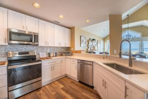 Sunday Drive - Nags Head MP 15, Oceanfront, Private Walkway to Beach, Pool, Hot Tub