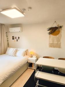 신촌역 도보 9분, 홍대 1정거장, 공항 버스 도보 4분