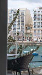 Seafront, lovely modern studio.