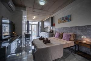Seafront, lovely modern studio.