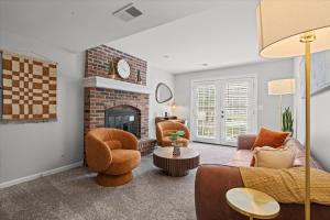 The Westwood - Charming Duplex Walkable to Plaza