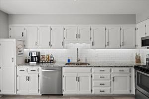The Westwood - Charming Duplex Walkable to Plaza