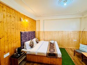 New Suraj Inn - Nestled near Hadimba Temple ! Rooftop Cafe ! Private Parking