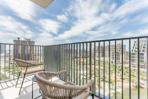 Spacious and Family-Friendly 3BR with Assistant Room, Offering Easy Access to Dubai Hills Park and Dubai Hills Mall, Park Horizon Tower 2, Dubai Hills by Deluxe Holiday Homes