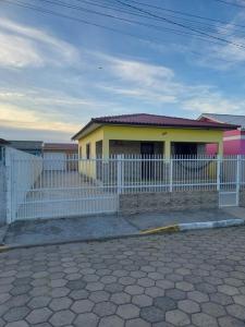 3 quartos 3 camas de casal, piscina, 450 do mar venha com sua família desfrutar