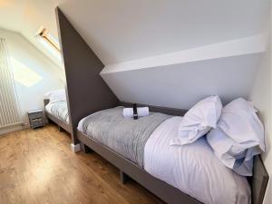 Private All-Weather Hot Tub House, Fire Pit & Pool Table, Free Parking, Near City Centre, Great Transport Links