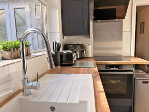 Private All-Weather Hot Tub House, Fire Pit & Pool Table, Free Parking, Near City Centre, Great Transport Links
